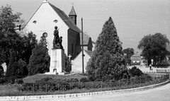 Magyarország, Tata, Bartók Béla utca 1., Szent Imre-templom., 1960, Móra András, templom, barokk-stílus, katolikus, napóra, szovjet emlékmű, Kuttner József-terv, Fortepan #114876