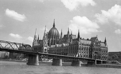 Magyarország, Budapest V., a Kossuth híd és a Parlament a Dunáról nézve., 1958, Móra András, országház, Budapest, Fortepan #114898