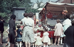 Magyarország, Budapest XIV., a felvétel a Pestújhelyi út - Klebelsberg Kuno (Bajcsy-Zsilinszky) utca sarkán, a Keresztelő Szent János-templomnál készült., 1960, Móra András, Budapest, színes, búcsú, hajdísz, labda, papírcsákó, gyerekjáték, Fortepan #114908