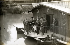 Magyarország, Budapest III., a Hajógyári-sziget melletti Duna-ág. A Magyar Királyi Folyamőrség tisztjei. Háttérben a hajógyár épületei., 1928, Móra András, címer, Budapest, nemzeti jelkép, Fortepan #114933