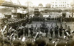 Magyarország, Győr, Mosoni-Duna a Kossuth hídnál, szemben a túlparton Révfalu. A Győr gőzüzemű folyami hadihajó keresztelési ünnepsége., 1929, Móra András, hajó, matróz, trombita, ünnepség, hadihajó, zenekar, katona, fúvószenekar, kürt, klarinét, tuba, Beke József-terv, Győr/Compó hajó, Fortepan #114937