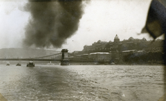 Magyarország, Budapest I., a Széchenyi Lánchíd és a Királyi Palota (később Budavári Palota) a Dunáról nézve, balra a Magyar Királyi Folyamőrség őrnaszádjai., 1929, Móra András, Duna, Budapest, Fortepan #114946