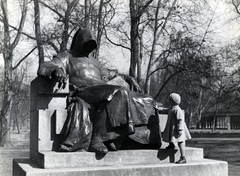 Magyarország, Városliget, Budapest XIV., Anonymus szobra (Ligeti Miklós, 1903.)., 1960, Móra András, Budapest, szobor, gyerek, Fortepan #114961