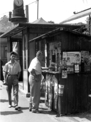 Magyarország, Budapest XIV., Erzsébet királyné útja, villamosmegálló az Öv utcánál., 1960, Móra András, óra, újságárus, Budapest, Fortepan #114966