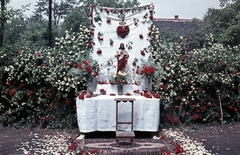 Magyarország, Budapest XV., Klebelsberg Kuno (Bajcsy-Zsilinszky) utca 43., szabadtéri oltár a Keresztelő Szent János-templom kertjében., 1959, Móra András, Budapest, színes, virágdíszítés, Fortepan #114986