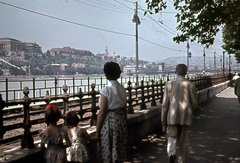 Magyarország, Budapest V., Dunakorzó, háttérben a budai Vár és a Széchenyi Lánchíd., 1961, Móra András, színes, Budapest, Duna-part, Fortepan #114990