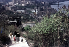 Magyarország, Gellérthegy, Budapest I., kilátás a Döbrentei tér, az Alexandriai Szent Katalin-templom felé. Előtérben a Szent Gellért szobor., 1960, Móra András, színes, Budapest, Fortepan #114996