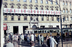 Magyarország, Budapest VIII., József körút, villamosmegálló a Blaha Lujza térnél. Háttérben jobbra a Nemzeti Szálló épülete., 1960, Móra András, színes, villamos, neon lámpa, Ganz UV, Budapest, Fortepan #115002