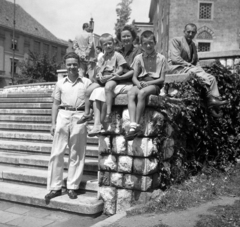 Magyarország, Pécs, Széchenyi tér, háttérben jobbra a Dzsámi., 1949, Fortepan/Album006, mosoly, hölgy, úriember, kisfiú, csoportkép, ül, lépcső, rövidnadrág, kockás ing, Fortepan #115028