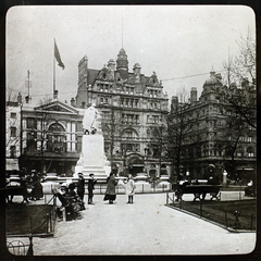 Egyesült Királyság, London, Leicester Square, középen a Shakespeare szobor és szökőkút, ettől balra az Empire Színház (később Empire mozi)., 1900, Fortepan/Album006, szobor, William Shakespeare-ábrázolás, Fortepan #115052