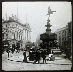 Egyesült Királyság, London, Piccadilly Circus, Shaftesbury Memorial Fountain, háttérben a Coventry Street., 1900, Fortepan/Album006, szobor, díszkút, Alfred Gilbert-terv, Anterósz-ábrázolás, Fortepan #115054