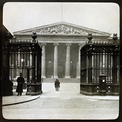 Egyesült Királyság, London, Great Russell Street, a British Museum főbejárata., 1900, Fortepan/Album006, múzeum, klasszicizmus, timpanon, szoborcsoport, portikusz, neoklasszicizmus, Robert Smirke-terv, Richard Westmacott-terv, Fortepan #115056