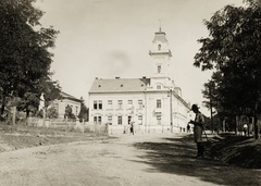 Hungary, Tamási, Szabadság út, balra a Kossuth Lajos téren az I. világháborús emlékmű Tóth Gyula alkotása (1924). Szemben a Községháza (később Tanácsháza, ma Polgármesteri Hivatal), előtte a Mária-szobor Andreas Fligl alkotása (1806)., 1930, Jurányi Attila, sculpture, scouting, Fortepan #115065