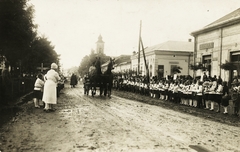 Magyarország, Hajdúdorog, Tokaji út a Böszörményi út felé nézve, jobbra a Nánási út torkolata, a háttérben a Szeplőtelen Fogantatás-templom., 1925, Jurányi Attila, templom, utcakép, ünnepség, Fortepan #115067