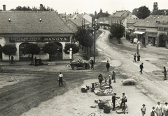 Magyarország,Balaton, Siófok, Fő (Darányi) tér, szemben a Fő utca a Sió felé nézve., 1925, Jurányi Attila, kerékpár, kirakat, üzlet, piac, vásárlás, tér, életkép, légvezeték, benzinkút, vesszőkosár, kisváros, automobil, dinnye, villanyoszlop, szalmazsák, Rex-márka, Hangya-szervezet, Fortepan #115068