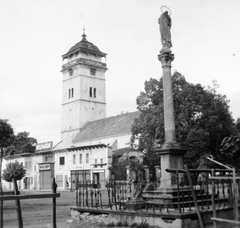 Szlovákia, Rozsnyó, Városi őrtorony előtérben a Járvány-oszlop., 1938, Gyöngyi, Csehszlovákia, üzletportál, irredentizmus, őrtorony, Fortepan #11507