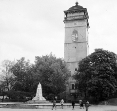 Szlovákia, Rozsnyó, a Városi őrtorony és Andrássy Franciska grófnő mellszobra, hátul balra a ferences templom., 1938, Gyöngyi, Csehszlovákia, területgyarapodás, templom, szobor, címer, mellszobor, őrtorony, nemzeti jelkép, Andrássy Franciska-ábrázolás, Fortepan #11508