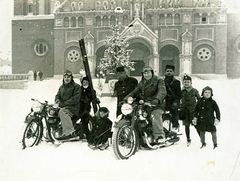 Magyarország, Szeged, Dóm tér, háttérben a Fogadalmi templom., 1939, Kelemen Zsuzsa, karácsony, tél, templom, motorkerékpár, karácsonyfa, csoportkép, szánkó, létra, Schulek Frigyes-terv, katolikus, kéményseprő, székesegyház, fenyőfa, Triumph-márka, Fortepan #115091