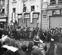 Szlovákia, Kassa, Fő tér, 1938. november 11., Horthy Miklós kormányzó (balra) bevonulása., 1938, Gyöngyi, Csehszlovákia, területgyarapodás, zászló, rendőr, felvonulás, üzletportál, Kodak-márka, drogéria, Fortepan #11510