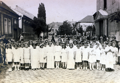 Magyarország, Szeged, Munkácsy utca a József Attila sugárút felé nézve. Jobbra a Felsővárosi templom., 1938, Kelemen Zsuzsa, elsőáldozás, Fortepan #115102