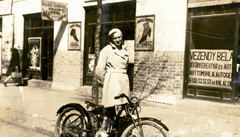 Magyarország, Szeged, Kazinczy utca 11., Vezendy Béla motorkerékpár- és autójavító műhelye., 1936, Kelemen Zsuzsa, motorkerékpár, üzletportál, hölgy, cipész, cégér, Francis-Barnett-márka, Fortepan #115109