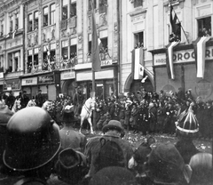 Szlovákia, Kassa, Fő tér, 1938. november 11., a testőrség felvonulása., 1938, Gyöngyi, Csehszlovákia, területgyarapodás, zászló, rendőr, felvonulás, rohamsisak, üzletportál, lovas, drogéria, testőr, Fortepan #11511