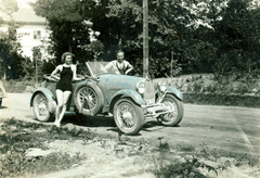 Magyarország, Orosháza,Gyopárosfürdő, 1937, Kelemen Zsuzsa, fürdőruha, automobil, Bugatti-márka, rendszám, színezett kép, Bugatti T40, pótkerék, Fortepan #115110