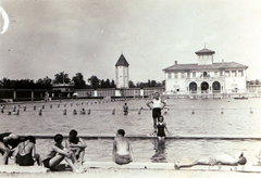 Magyarország, Kecskemét, Széktó-fürdő., 1940, Kelemen Zsuzsa, arceltakarás, csípőre tett kéz, ölbe tett kéz, Fortepan #115113