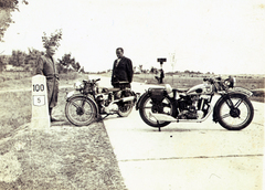 Magyarország, Városföld, az 5-ös főút a község határában., 1939, Kelemen Zsuzsa, motorkerékpár, Triumph-márka, Horex-márka, Fortepan #115119