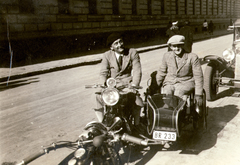 Magyarország, Budapest VI., Vörösmarty utca a Hunyadi tértől az Andrássy út felé nézve. Balra Szent-Györgyi Albert, Nobel-díjas orvos, biokémikus, jobbra Urbach László motorkerékpár-versenyző, -konstruktör, -kereskedő., 1938, Kelemen Zsuzsa, motorkerékpár, oldalkocsis motorkerékpár, Budapest, rendszám, Fortepan #115124