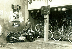 Magyarország, Szeged, Híd utca 1., Wolf Péter kerékpár üzlete., 1938, Kelemen Zsuzsa, kerékpár, német gyártmány, motorkerékpár, BMW-márka, BMW R2, Fortepan #115143