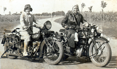 1939, Kelemen Zsuzsa, Indian-márka, Triumph-márka, motorkerékpár, bőrkabát, lányok-járművek, Fortepan #115149