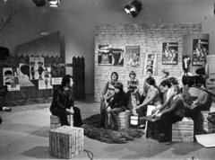 Magyarország, Budapest V., az MTV stúdiója., 1974, Zsivkov Anita - Koós Árpád / Kocsis András fényképei, plakát, reflektor, stúdió, Magyar Televízió, tévékamera, Budapest, Kocsis Mária-díszletterv, Fortepan #115171