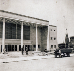 Magyarország, Budapest XIV., Istvánmezei út 3-5. Nemzeti Sportcsarnok (később Gerevich Aladár Nemzeti Sportcsarnok). Jobbra a Rózsafüzér Királynéja-templom látszik a Thököly úton., 1942, Zsivkov Anita - Koós Árpád / Kocsis András fényképei, Budapest, Fortepan #115181