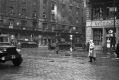 Hungary, Budapest V., Astoria kereszteződés 1956-ban, szemben a Kossuth Lajos utca a Károly (Tanács) körút felől nézve., 1956, Kurutz Márton, revolution, tank, pedestrian, street view, hotel, signal, pharmacy, raincoat, rain, untitled, Budapest, Fortepan #115231