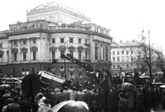 Magyarország, Budapest VIII., József körút, szemben a Nemzeti Színház, mögötte az EMKE ház., 1956, Kurutz Márton, forradalom, magyar gyártmány, Csepel-márka, villamos, járműroncs, Csepel B-300, autódaru, Budapest, Fortepan #115235