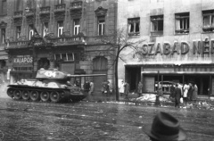 Magyarország, Budapest VIII., József körút, a Szabad Nép székháza., 1956, Kurutz Márton, forradalom, T-34 tank, kalapos, Budapest, Fortepan #115236