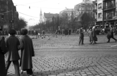 Magyarország, Budapest XI., Móricz Zsigmond körtér, szemben a Villányi út. Háttérben a Szent Imre-templom., 1956, Kurutz Márton, forradalom, Budapest, felirat, nagykockakő, Fortepan #115237