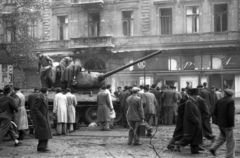 Magyarország, Budapest VIII., a felvétel a József körút 46. számú ház előtt készült., 1956, Kurutz Márton, forradalom, járműroncs, T-34 tank, cipőbolt, Budapest, Fortepan #115243