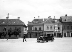 Magyarország, Pápa, Fő tér (Szent Imre herceg-főtér), a Festék udvar a 12. számú ház., 1934, Martinez Judit, automobil, Fortepan #115314