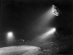 Magyarország, Népstadion, Budapest XIV., az első villanyfényes mérkőzés a stadionban, 1959. szeptember 09-én. A Közép-európai Kupa (KK) döntőjének visszavágója, Bp. Honvéd - MTK 2:2 (1:0)., 1959, Nagy Ilona, este, stadion, Budapest, Fortepan #115359