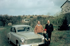 Magyarország,Balaton, Tihany, Sajkod, Mályva utca 6. (Nyaraló 12), Németh László író a nyaralója előtt, mellette balra Lakatos István író., 1965, Németh László Társaság, híres ember, színes, Wartburg-márka, nyaraló, Wartburg 311/312, rendszám, Fortepan #115399