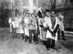 Magyarország, Budapest IX., Iparművészeti Múzeum udvara., 1927, Gádoros Lajos, csoportkép, férfiak, szemüveg, tréfálkozás, vonalzó, Budapest, fejesvonalzó, Fortepan #11541