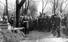 Hungary, Budapest XII., Farkasréti temető, Németh László író temetése. Beszédet mond Sinkovits Imre színművész, mögötte jobbra Aczél György kultúrpolitikus, mellette Kozmutza Flóra (Illyés Gyuláné). Jobb oldalon a gyászoló családtagok., 1975, Németh László Társaság, funeral, Budapest, Fortepan #115423