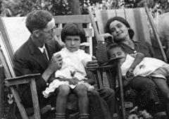 Hungary, Debrecen, Hajó utca 8., Gulyás Pál költő családjával házuk kertjében., 1930, Németh László Társaság, family, deck chair, sitting on lap, Fortepan #115429