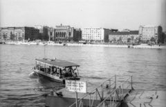 Magyarország, Budapest V.,Budapest I., kikötő a budai alsó rakpartnál, túlparton a Vigadó (Molotov) tér épületei látszanak., 1956, Répay András, Feszl Frigyes-terv, épületkár, Duna, modern építészet, Budapest, Nyiri István-terv, rendezvényközpont, Fortepan #115443