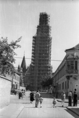 Hungary, Budapest I., Szentháromság utca a Szentháromság tér felé nézve, szembenben a felállványozott Mátyás-templom., 1957, Répay András, Budapest, restoration, enclosed balcony, Fortepan #115446