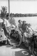 Hungary,Lake Balaton, Szántód, rév., 1957, Répay András, relaxation, sitting on a wall, Fortepan #115461