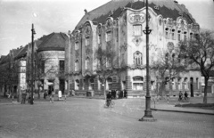 Hungary, Kecskemét, Rákóczi út - Szabadság tér sarok, Cifra-palota., 1957, Répay András, public building, ad pillar, Secession, Fortepan #115462