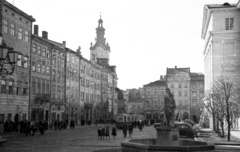 Ukraine, Lviv, Régi piactér (Rinok), jobbra a Városháza., 1957, Répay András, Soviet Union, square, drinking fountain, Fortepan #115464